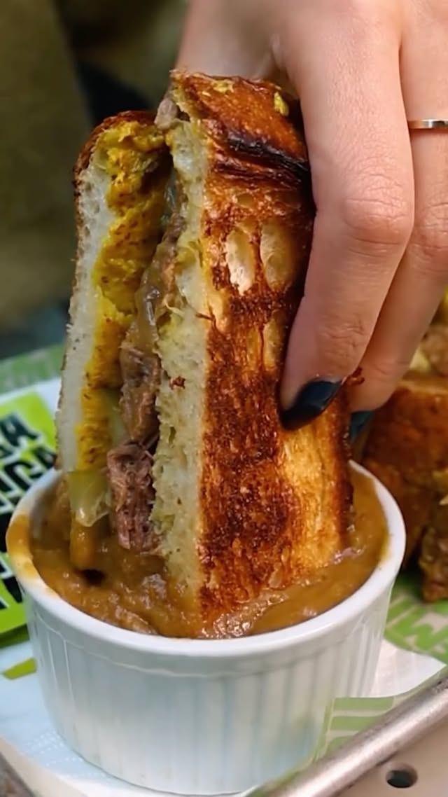 Brioche, dana bodigo, karamalize soğan, french dip sos, confit sarımsak ve hardal ile French Dip✨
