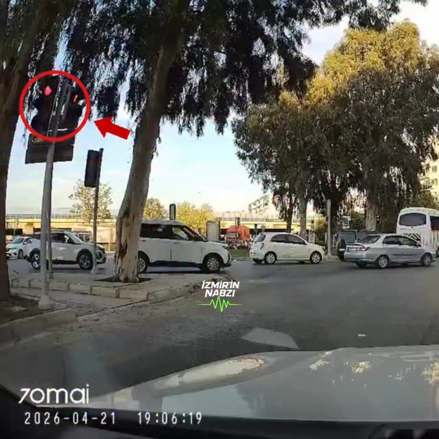 İzmir Bayraklı’da gün içinde neredeyse herkesin denk geldiği bir durum yine yaşandı. Kırmızı ışık ya…