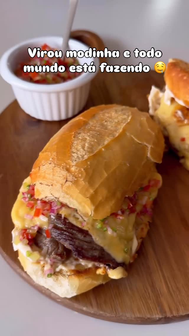 Churrasquinho no pão 😋 Ingredientes para o vinagrete: - 1/2 cebola roxa picadinha - 2 tomates italia…