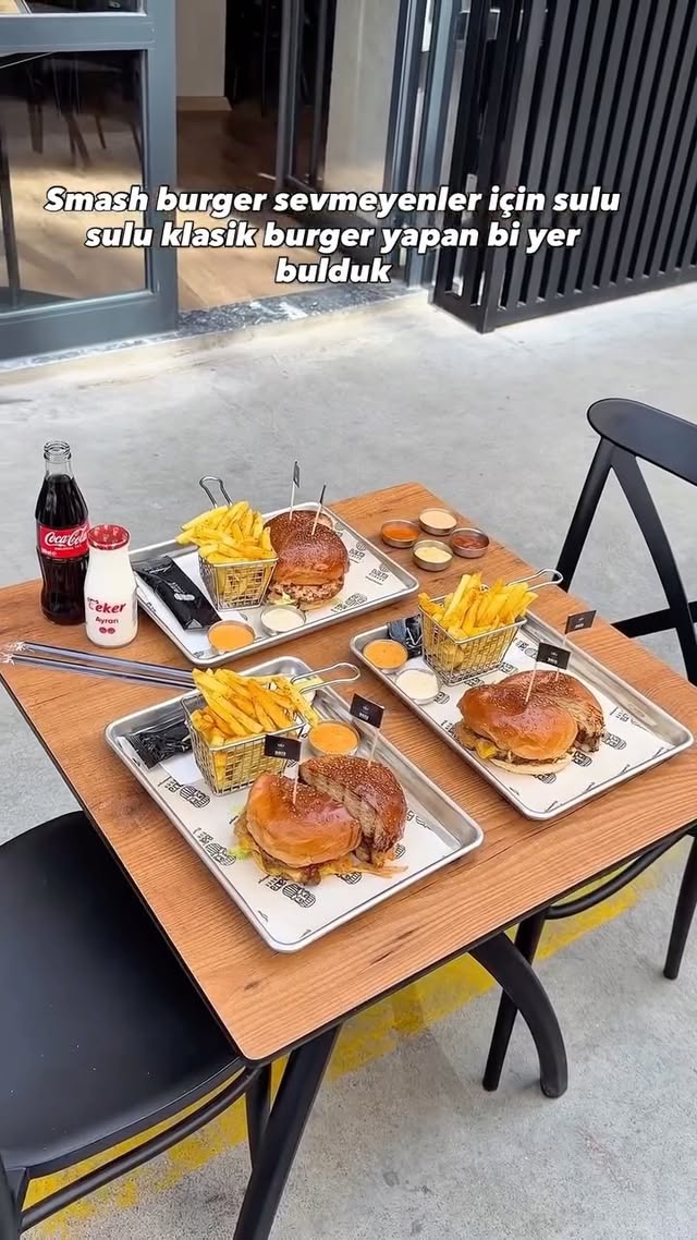 Smash burger sevmeyenler için sulu sulu klasik burger yapan bi yer bulduk 💁‍♀️ @baltaburger reklam K…