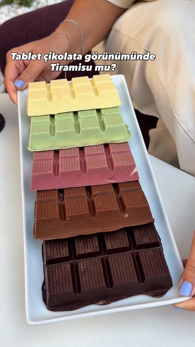 Tablet çikolata içinde tiramisu yedik 😍❤️ @alacremebyevim reklam Tiramisu: 390₺ (Beyaz,lime,ruby,süt…