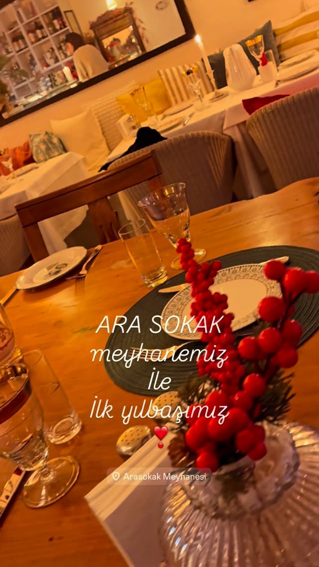 Canımız ARA SOKAK meyhanemiz bizimle ilk yılına giriyor🎄 Çok anlamlı bizim için❣️ Çoook yıllarımoz o…