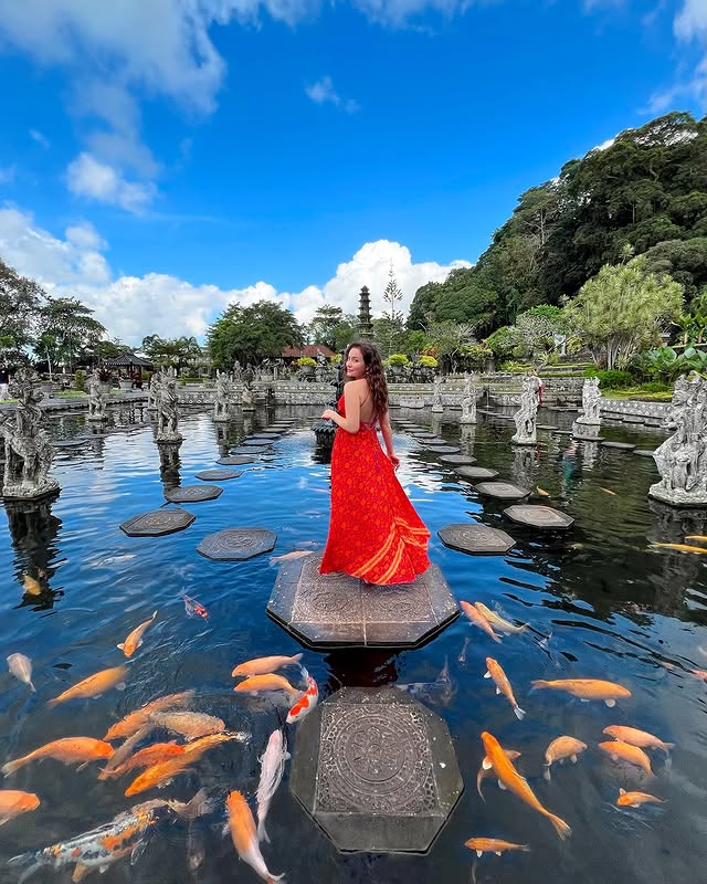 Bali’nin en ikonik noktalarından biri Tirta Gangga✨ Burası Bali’de bulunan eski bir kraliyet sarayı.…