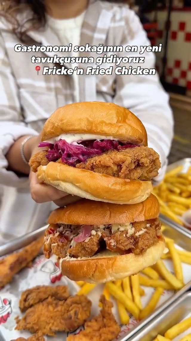 Gastronomi sokağının en yeni tavukçusuna gidiyoruz 🍔 @frickenfriedchickenn reklam Fire&Jam burger: 3…