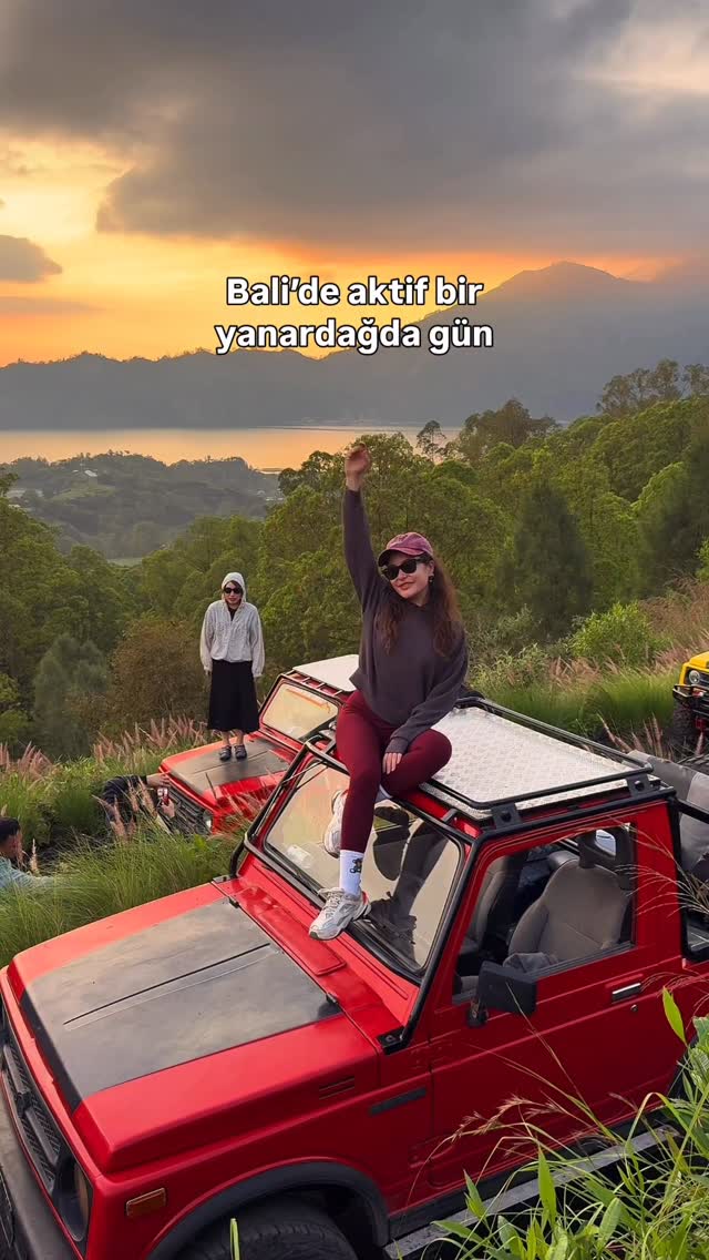 Bali’de aktif bir yanardağda gün doğumu izleyebileceğini biliyor muydun? Biz günlük turu @baliadasit…