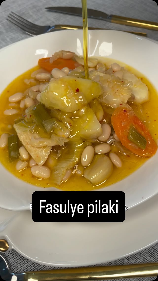 Fasülye pilaki . 3 su bardağı haşlanmış kuru fasülye . 2 adet soğan . 2 çay bardağı zeytinyagı . Yar…