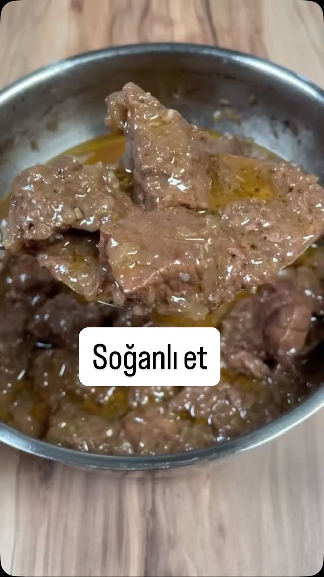 SOĞANLI ET . 700 gram sotelik dana but (iri kesim) . 2 adet soğan . 1,5 su bardağı su . 120 gram ter…