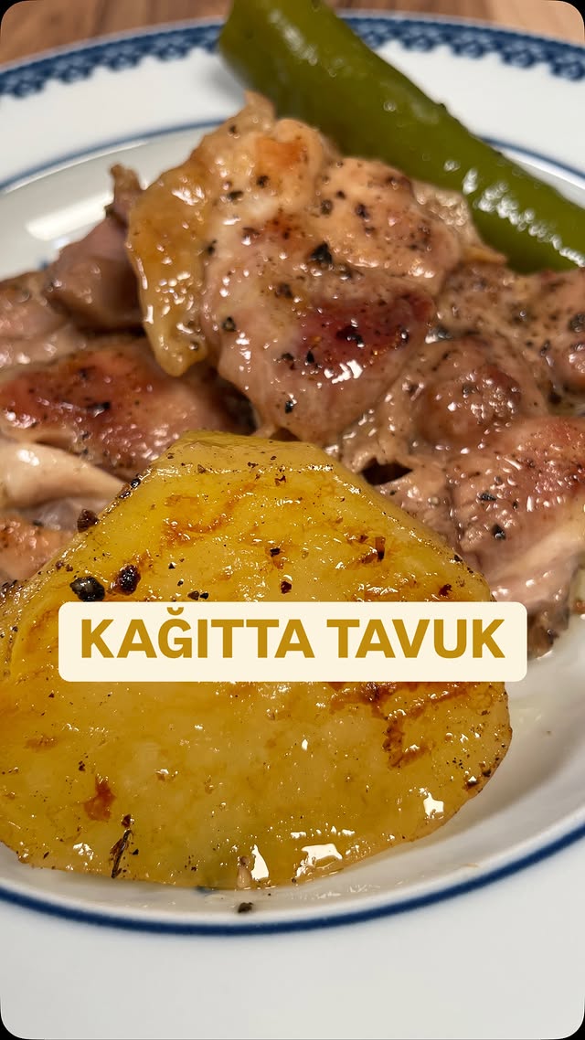 KAĞITTA TAVUK - 6 parça kemikli tavuk kalça eti (but eti) - Yarım limon suyu - 3 adet patates - 4 ad…