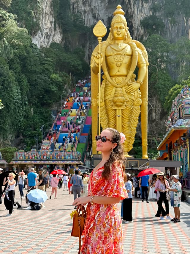 Malezya’nın başkenti Kuala Lumpur’dan sevgiler🇲🇾 42,7 metre yüksekliğindeki altın renkli devasa Lord…