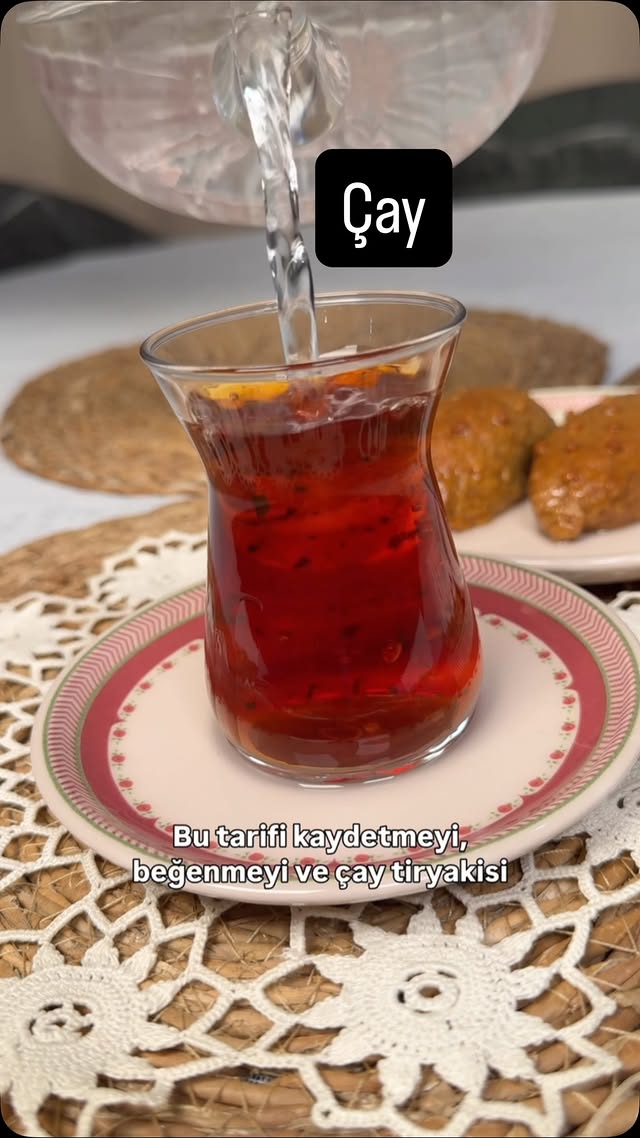 Çay . 1 litre su . 2 silme yemek kaşığı çay Yapılışı: . Suyu ısıtın. Tıngırdasın ama kaynamasın. Göz…