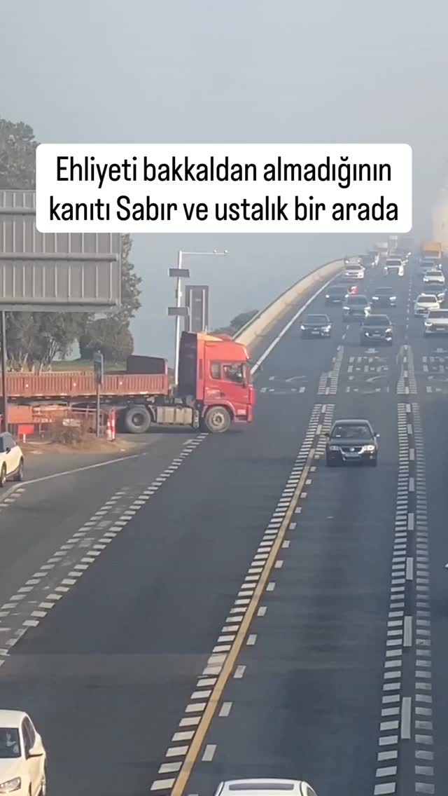 Herkes tır sürer ama herkes bu manevrayı yapamaz. 🛣️ Milimetrik hesaplamalar, çelik gibi sinirler ve…