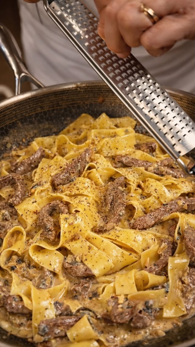 Pappardelle com iscas de Filet mignon ao molho de queijo azul 👨🏼‍🍳 ▫️Ingredientes: Azeite Alho Filet…