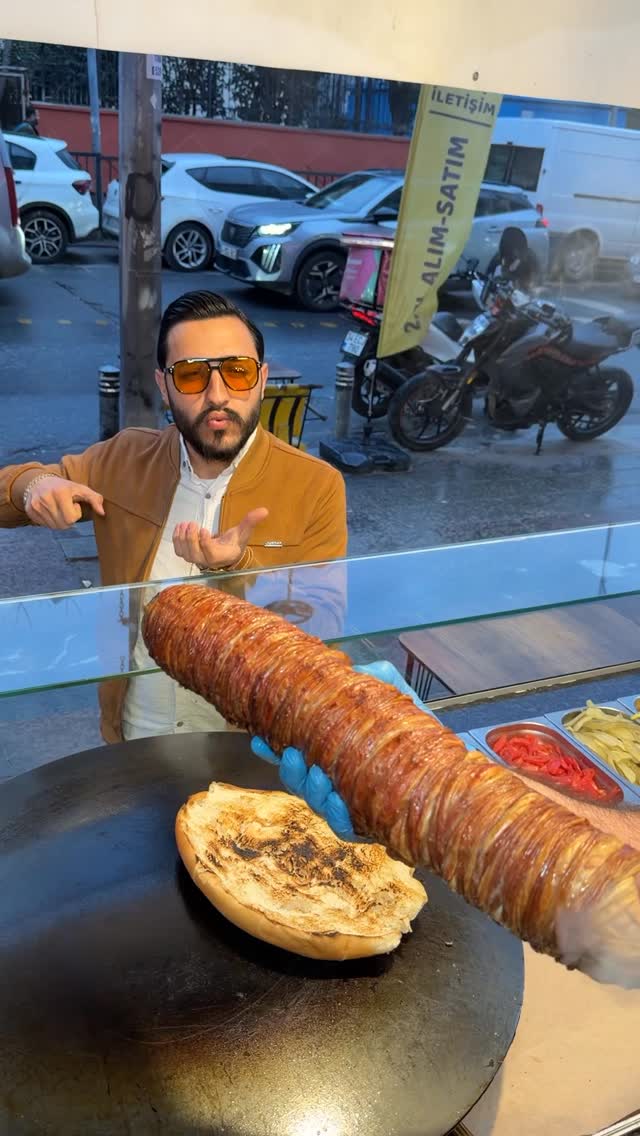 Bu kokoreçe bayılıyorum, baharatını fazla koymasın diye hep başında beklerim! Neco Kokoreç Küçükçekm…