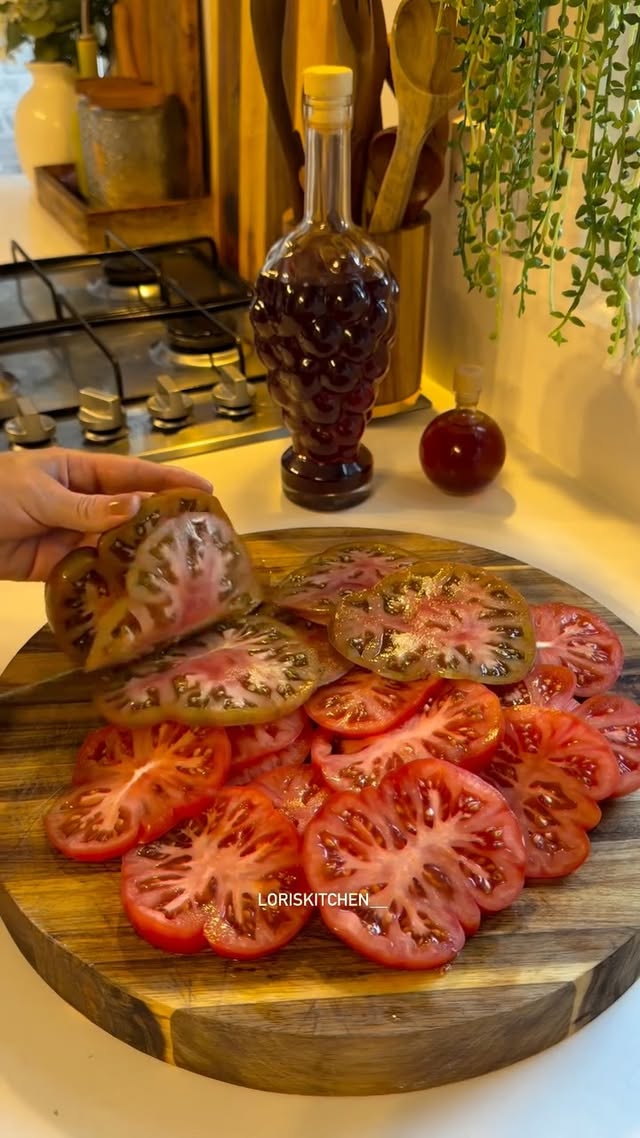 Sallata me burrata dhe domate është një pjatë italiane freskuese dhe e shpejtë (10 min), ideale si a…
