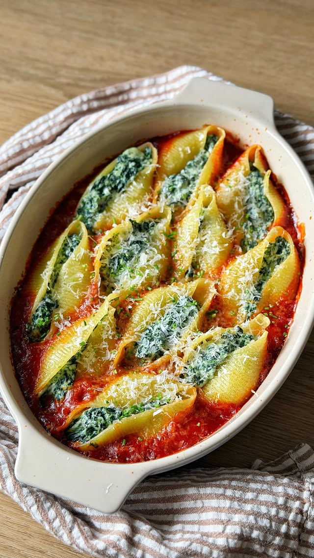 Conchiglioni nadziewane ricottą i szpinakiem. Proste, sycące i idealne na obiad. Składniki na 2 porc…