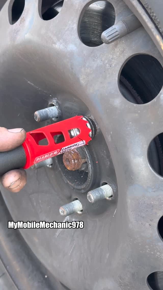 🙌 SWOLLEN LUG NUT PROBLEM… SOLVED 😎 👀 NOW LET’S SEE HOW FAST THE “WHAT NO WAY” GUY PIRATES THIS ONE …