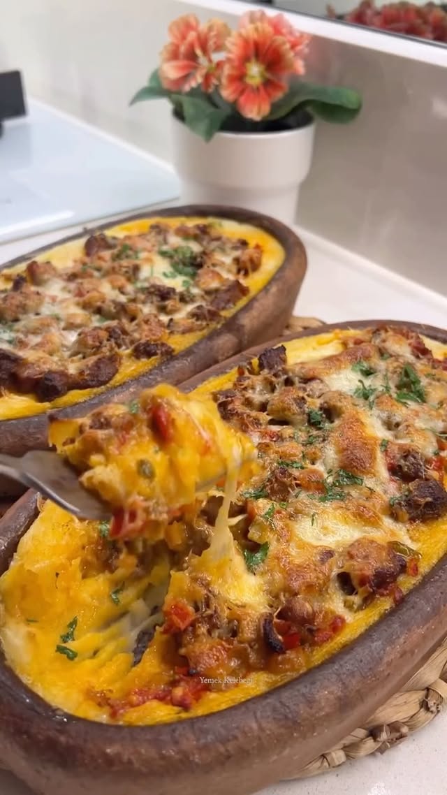 Ne pişirsem diye düşünenlere pratik ve nefis bi ana yemek tarifi bırakıyorum sizlere☺️ Yanına salata…