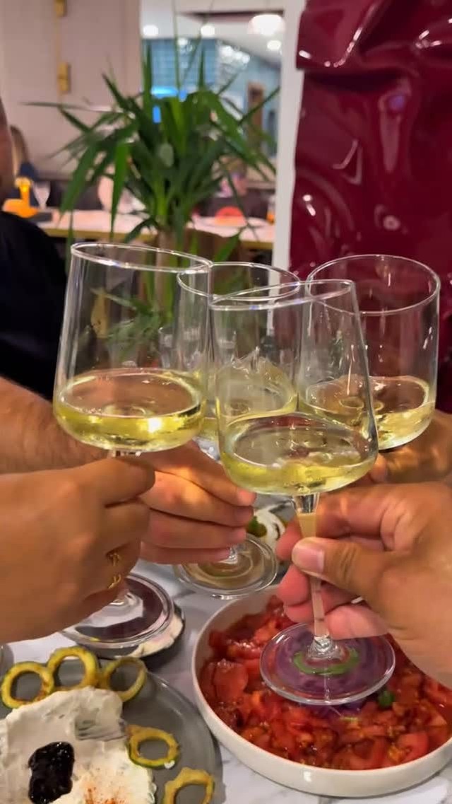 Kare’de her akşam, başka bir tat, başka bir hikâye. Sizi bekliyoruz.🥂✨ . . . . . . . #kareguzelbahce…