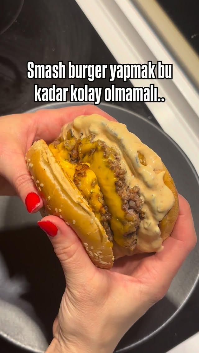 Evde smash burger yaptım 🍔 Az kıyma, maksimum lezzet... Siz burgerde kalın köfte mi ince smash mi se…