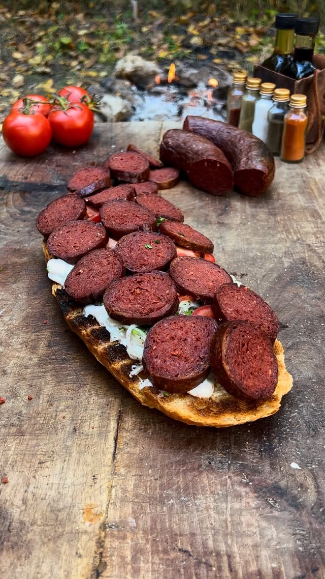 Sucuk Gömme Video: @chefganicaglar 👨🏽‍🍳 Malzemeler: - Kasap sucuk - Süzme yoğurt - Soğan - Domates -…