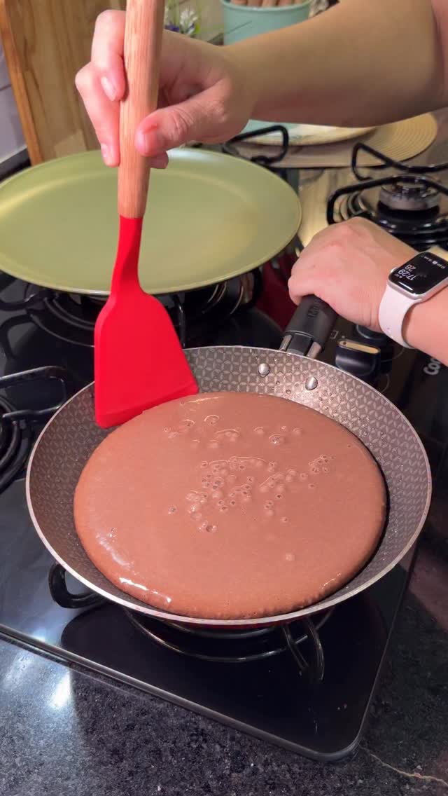 Panqueca americana de chocolate Ingredientes: 1 xícaras de trigo, 1 xícara de leite, 1 ovos, 1 colhe…