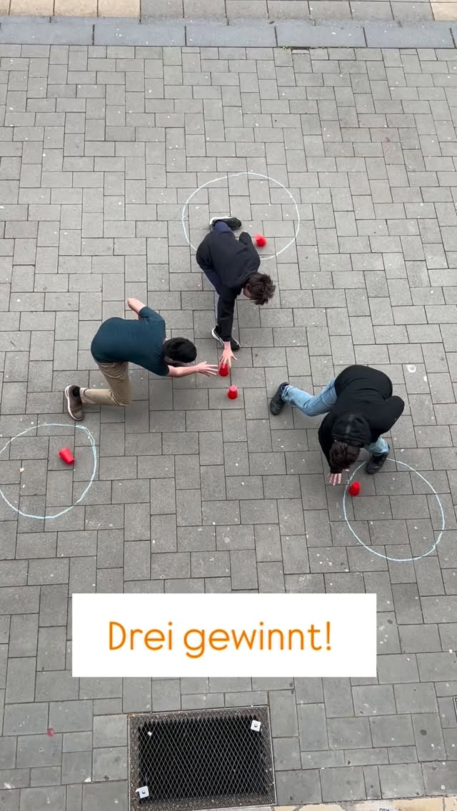 Und Action!🚀 Wer zuerst drei Becher in seinem Feld hat, gewinnt das Spiel! Schnelligkeit, Reaktionsv…
