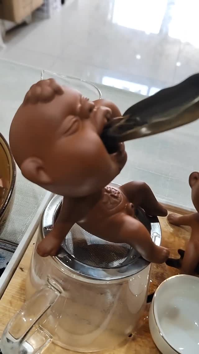 A tea pet that can “pee”? 🤭💦 Pour hot water and watch the fun fountain! Made of Yixing clay — grows …