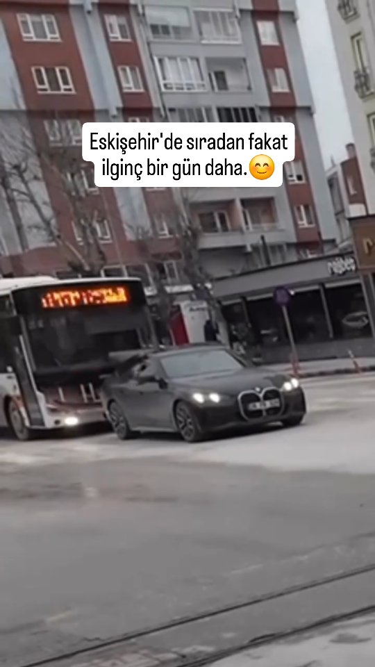 Kırmızı ışıkta geçip bir anda aydınlanıp duran şoförden tutun, arkasında onu takip ettiği için çarpm…