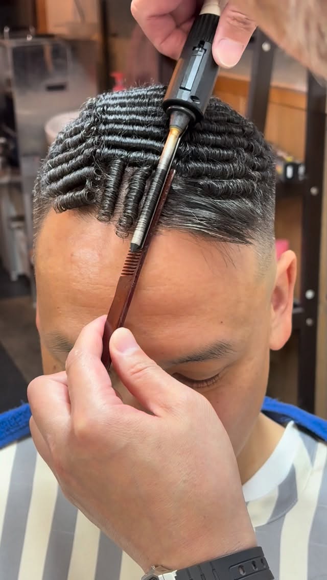 ・ ・ アイロンパーマ元巻TEXT • • Good Luck Barber の前に集まる仲間たち⚡️ 音楽、ファッション、カルチャー。 髪を切る場所以上に、遊びが生まれる場所💈 ♛ BARBER【漢…