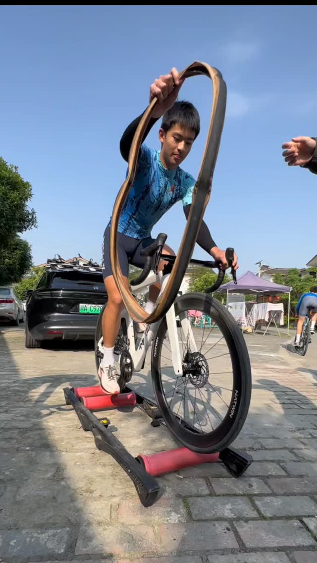 教练：今天我们练平衡。 学员：老铁，看我操作。😂 在锐德，训练从不枯燥。加入我们，解锁你的骑行潜力！ ​Coach: Today we focus on balance. Athlete: Say n…