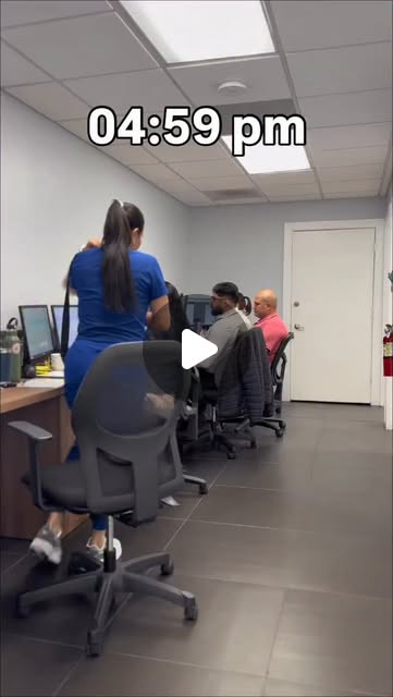 POV: son las 4:59pm en la clínica… ⏳👀 Unos ya están listos para salir… y otros todavía no saben lo q…