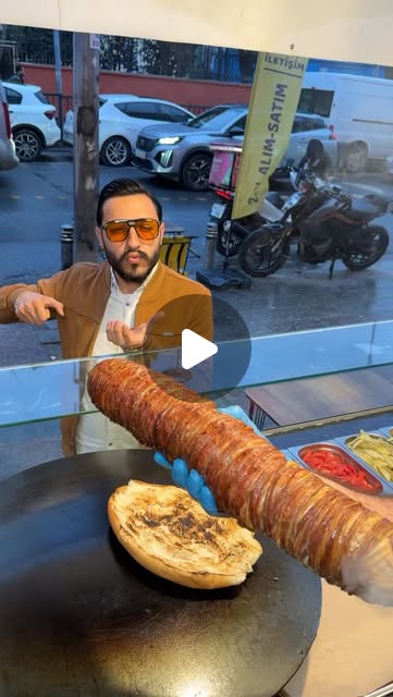 Bu kokoreçe bayılıyorum, baharatını fazla koymasın diye hep başında beklerim! Neco Kokoreç Küçükçekm…