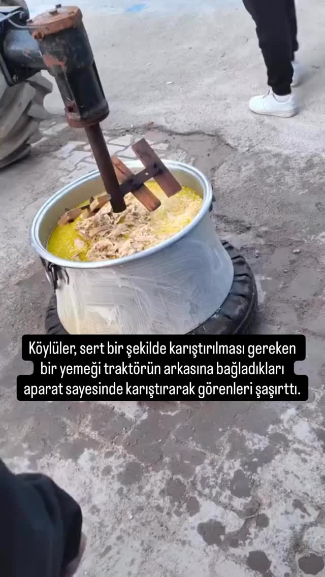 Anadolu’da teknoloji gelişiyor ama hijyen biraz geriden geliyor! 🚜 Keşkek dövme zahmetine traktörlü …