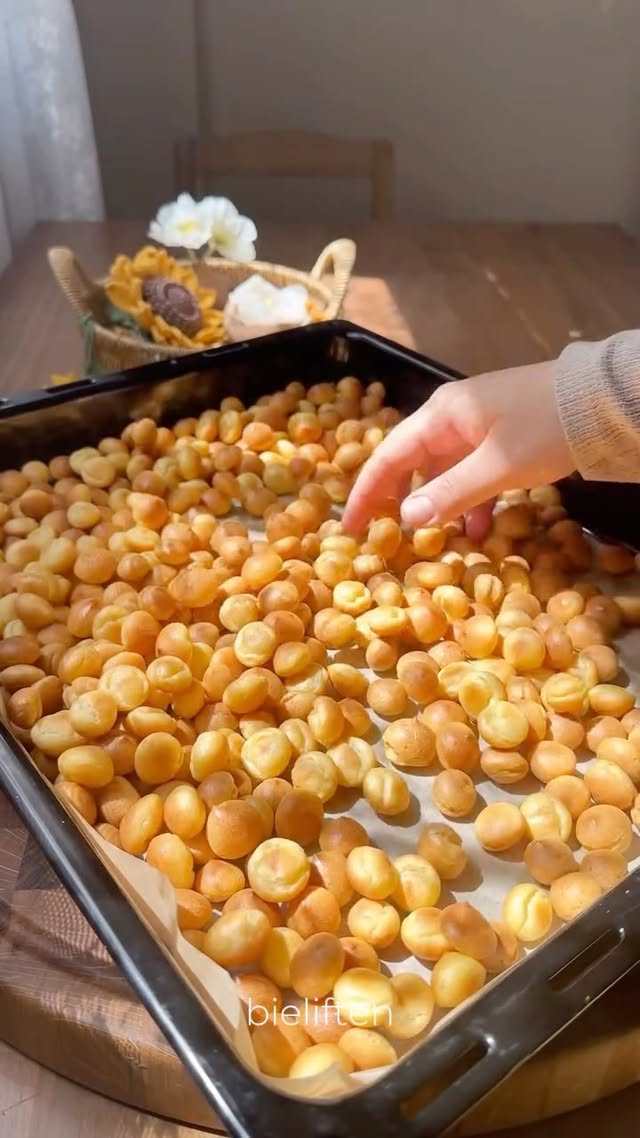 Herkes kolaylıkla evde profiterol yapabilsin diye mini profiteroller yapıyoruz bugün😍 iddia ediyorum…