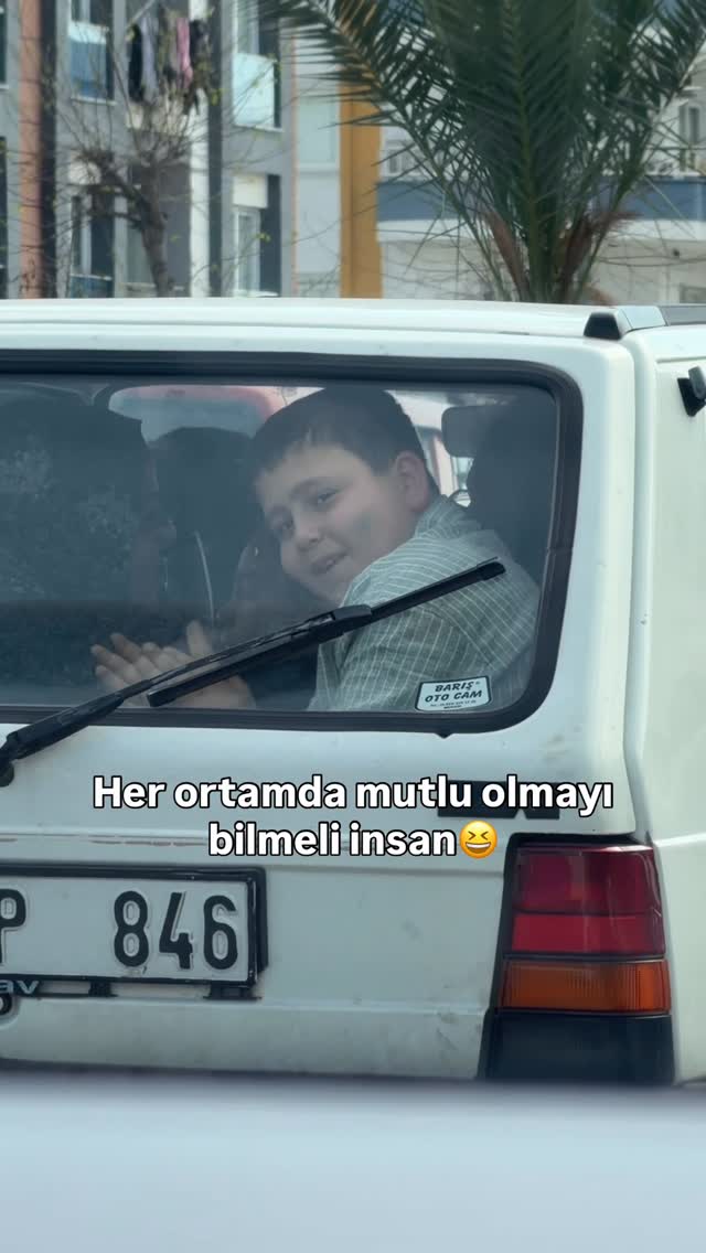 Bayram trafiğinde kayda aldım bu küçük kardeşimizi. Yeri dar ama eğlenmesini biliyor😆