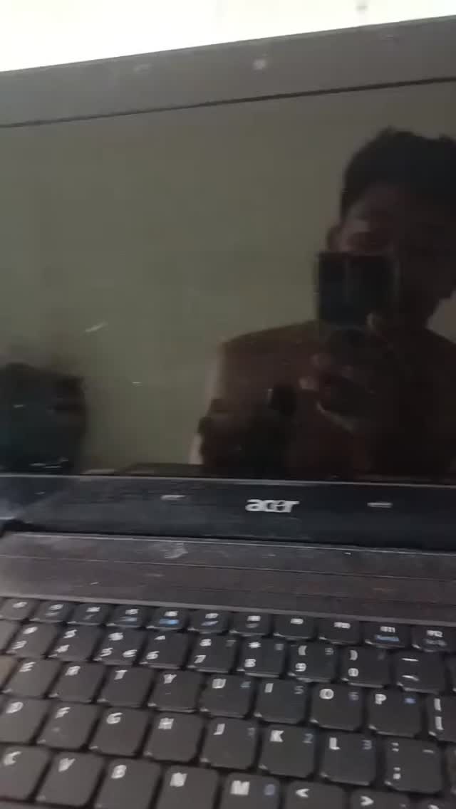 Laptopku sekarang udah masuk fase yang bahkan teknisi mungkin ikut ngelus dada sih 😭 Layarnya masih …
