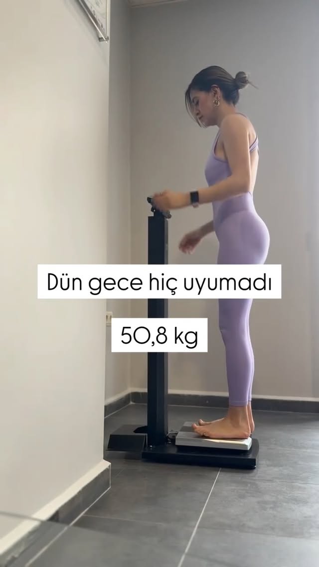 Aynı tartı, farklı gün… sonuç yine değişik 😅⚖️ Bir gün az su içiyorum Bir gün regl oluyorum Bazen tu…
