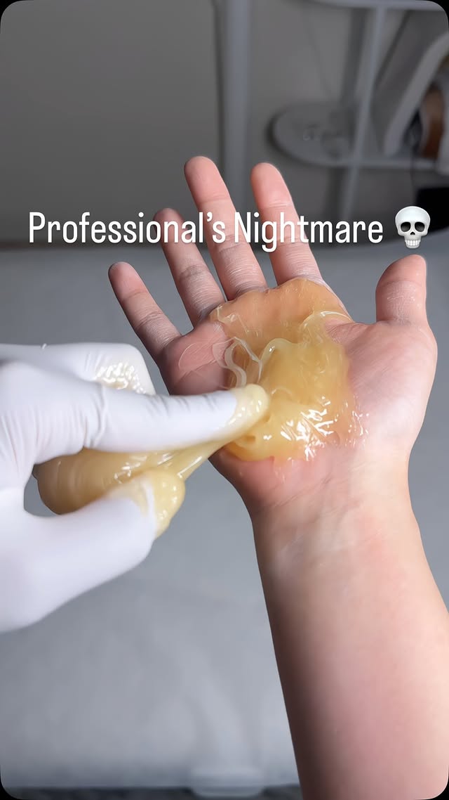 Professional’s nightmare 💀 (Wait for the end...) 촬영하다 실수로 손바닥에 슈가링.. 덕분에 강제 각질 정리 완료 😂 #sugaring #wa…