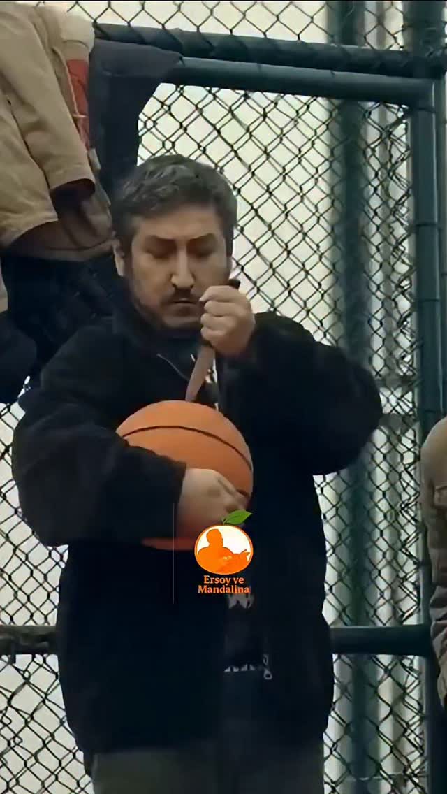 🤣🤣🤣 Dizi:Gibi • Gibi, kendilerini türlü talihsizliklerin, tuhaf olayların içinde bulan iki yakın ark…