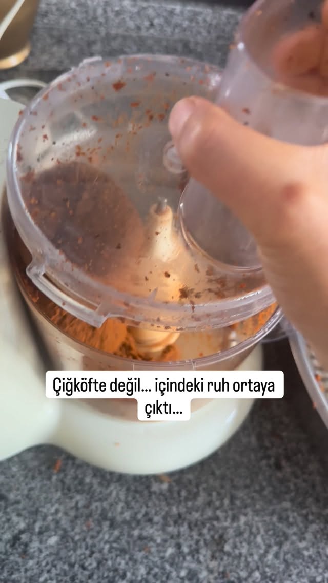 Çocuklarla mutlu mutlu çiğköfte yapalım dedik… makine bizden daha çok eğlendi 😂 . . . . . . . . . . …