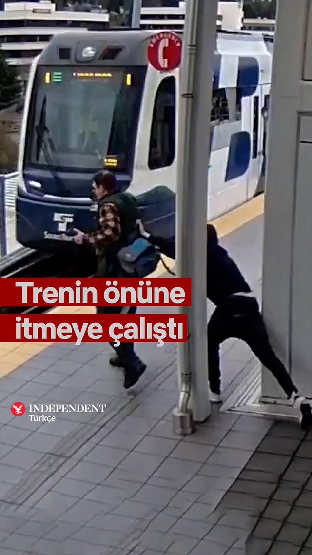ABD’nin Washington eyaletinin Seattle kentindeki Northgate tren istasyonunda, tren bekleyen yolcunun…