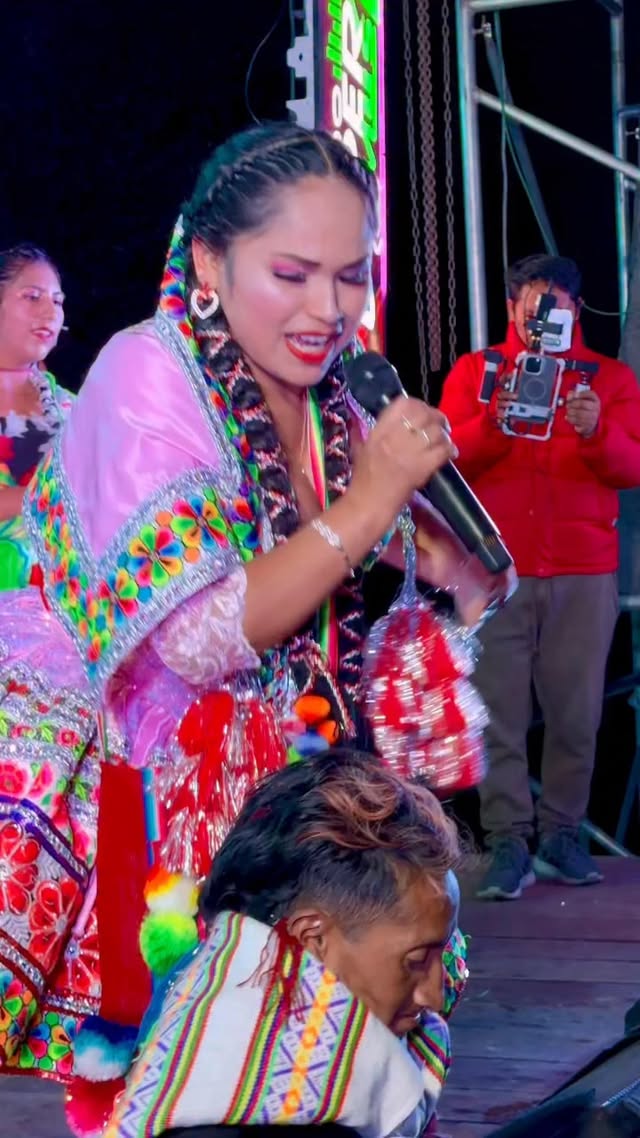 Una pequeña caída… pero el show continúa. Edison se levanta y sigue, porque aquí el talento pesa más…