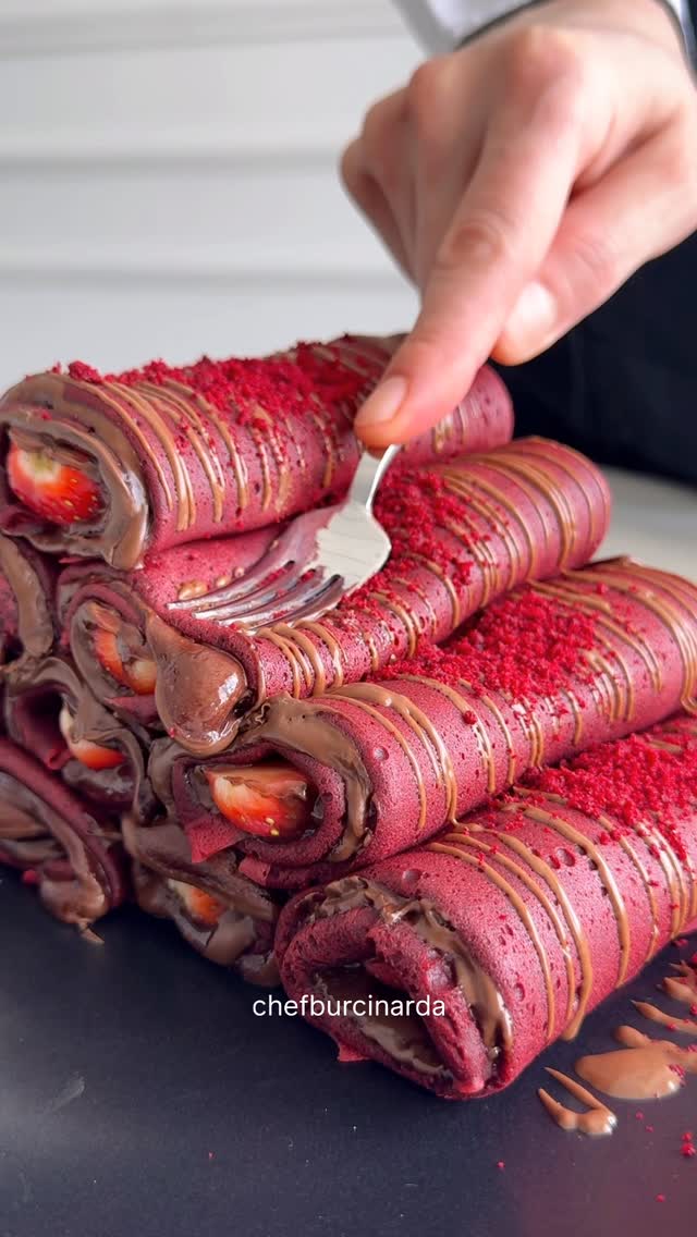 Red Velvet Rulo Krep♥️ Su bardağı ölçüm 200ml Bu ölçüden 10 adet çıkıyor Malzemeler 180 g un(1 su ba…