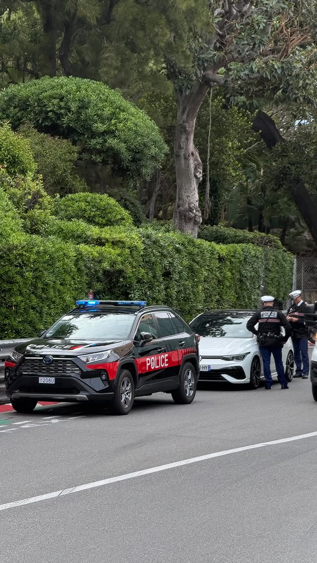 Pendant le @topmarquesmonaco 0 débordement sur Monaco🙏🏻👮🏻‍♂️ - - - - - - #monaco #police #golf