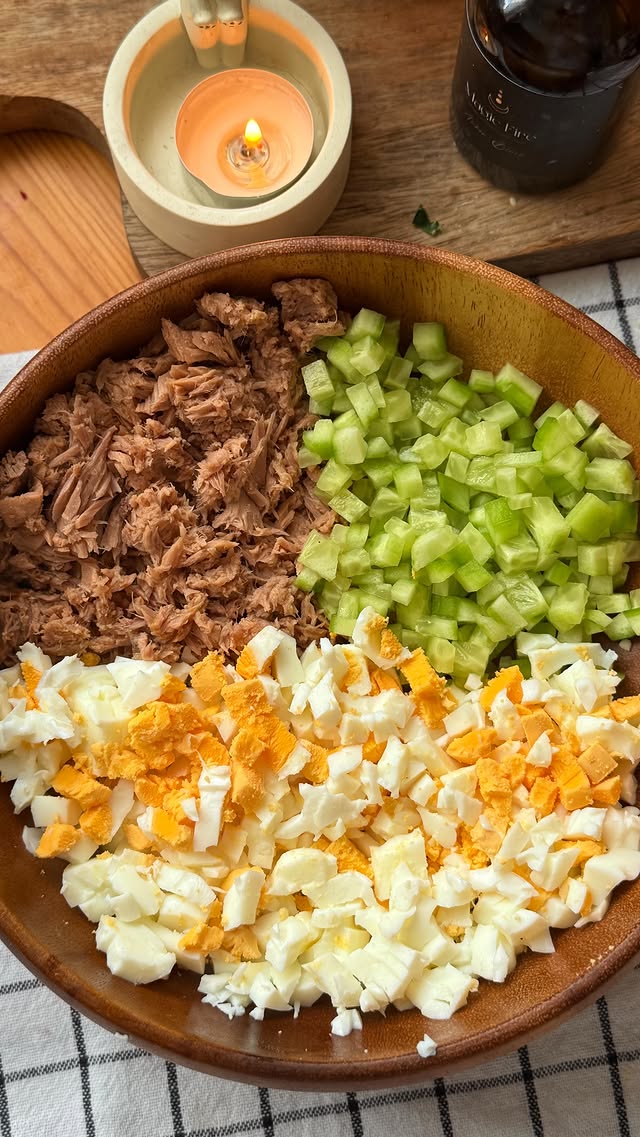 Healthy & Quick Tuna Spread 😊 Ingredients: • 1 cucumber • 3 boiled eggs • 1 can of tuna (about 200 g…