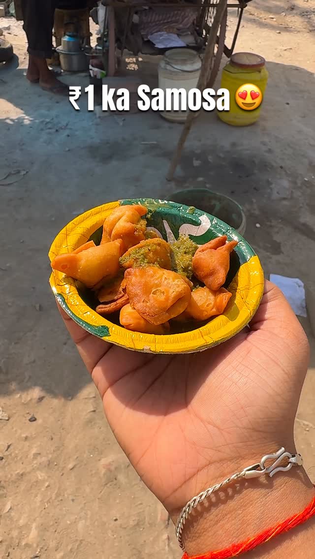 ₹1 ka Samosa 😍 25 years se yahan milraha hai prayagraj ka sabse chota samosa. Prayagraj’s Oldest sam…