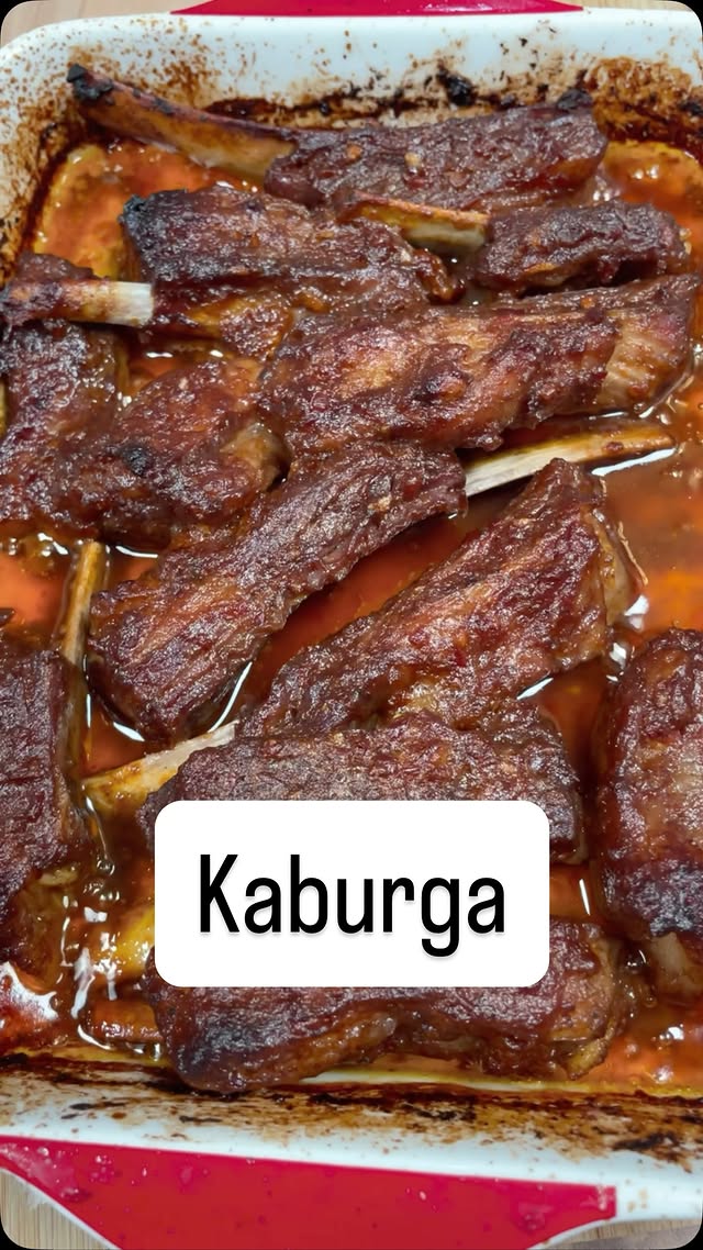 MALZEMELER: • 1 kg kuzu kaburga (dana da olur) MARİNASYONU İÇİN: • 1 dolu yemek kaşığı biber salçası…