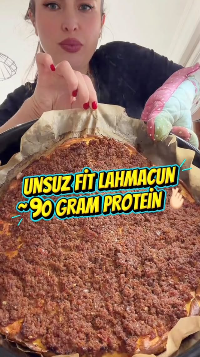 🔥 Unsuz Fit Lahmacun 🥩 Malzemeler: • 200 g kıyma • 2 adet domates 🍅 • 1 adet biber 🌶️ • 1 adet soğan…