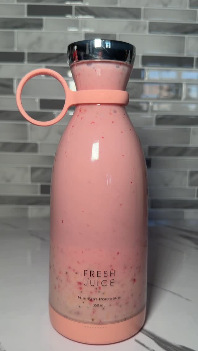 Strawberry banana 🍓🍌 #freshjuice #rechargableblender #healthyliving #smoothielovers #onthego
