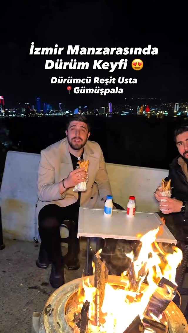 @durumcu_resitusta İzmir’e karşı, salaş bir yerde… Ateşin başında dumanı üstünde bir dürüm hayali ku…